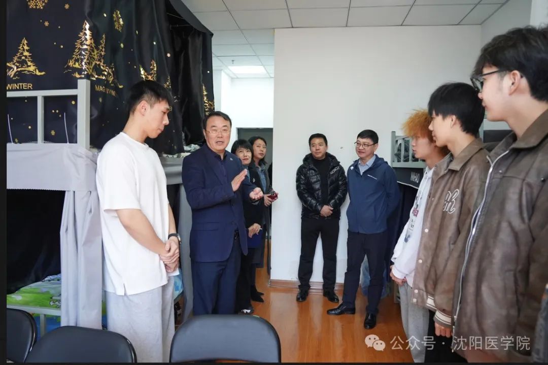 一群男人和女人站在房间里 AI 生成的内容可能不正确。