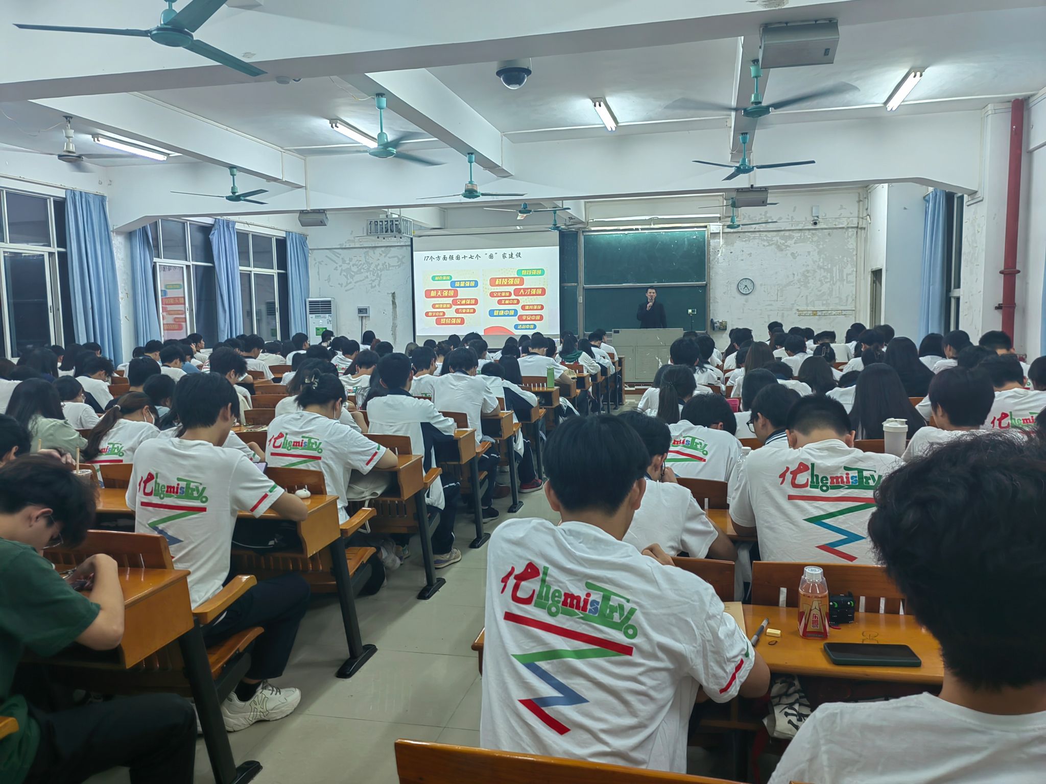 化学化工学院党委副书记刘勇给学生党员讲党课